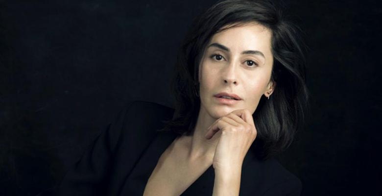 Стрижка лонг боб каре. Зейнеп оймак. Сенан каре. Любовь аксенова стрижка каре. Сенан каре.